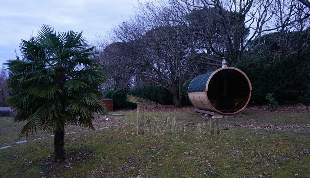 Sauna barique en bois de méleze avec une poêle de bois avec la fenêtre panoramique Thierry Chemin Oianetxeberria France 3